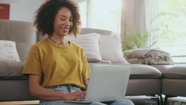 Wideo Zrelaksowanej Dojrzałej Kobiety Pracującej Laptopem Podczas Siedzenia Podłodze Domu — Wideo stockowe