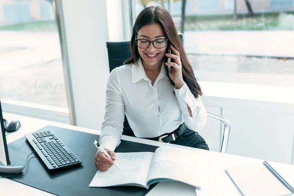 Prise Vue Femme Souriante Parlant Avec Son Smartphone Tout Travaillant — Photo