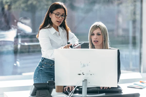 Girato Due Donne Affari Che Lavorano Insieme Con Computer Portatile — Foto Stock