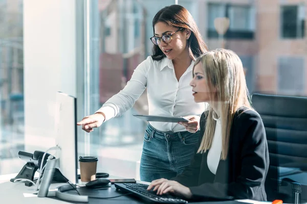 Foto Dos Mujeres Negocios Que Trabajan Junto Con Ordenador Portátil — Foto de Stock