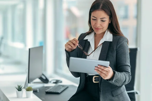Tiro Mulher Negócios Beleza Usando Seu Tablet Digital Enquanto Trabalhava — Fotografia de Stock