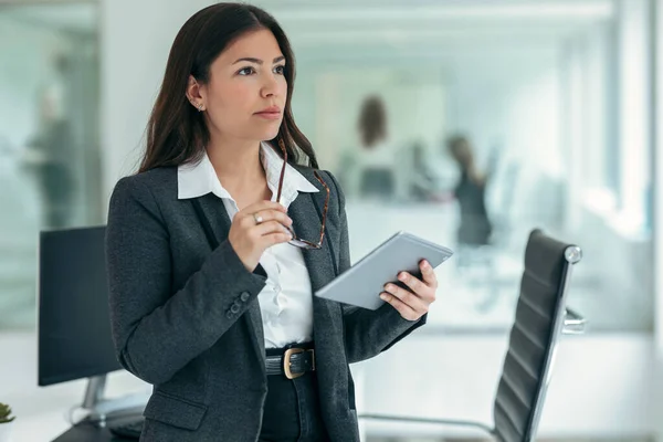 Prise Vue Femme Affaires Beauté Utilisant Tablette Numérique Tout Travaillant — Photo