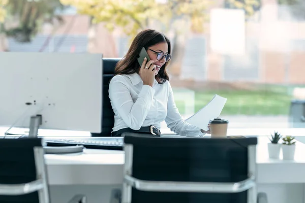 Tiro Mulher Sorridente Conversando Com Seu Smartphone Enquanto Trabalhava Com — Fotografia de Stock
