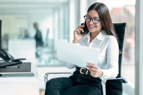 Aufnahme Einer Lächelnden Frau Die Mit Ihrem Smartphone Spricht Während — Stockfoto