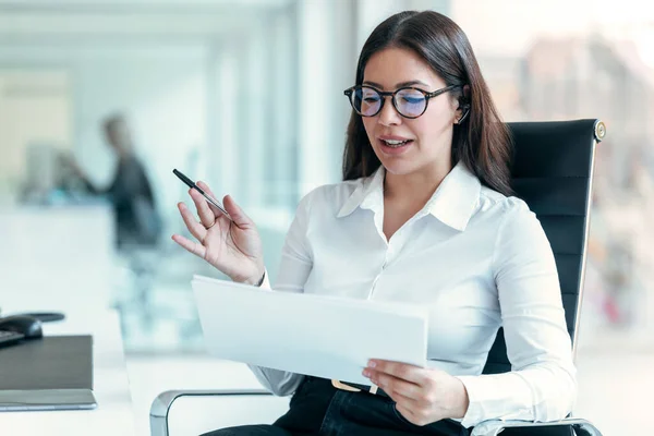 Aufnahme Einer Lächelnden Frau Die Mit Ihrem Smartphone Spricht Während — Stockfoto