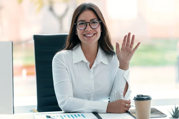 Aufnahme Einer Schönen Geschäftsfrau Die Mit Dem Computer Arbeitet Während — Stockfoto