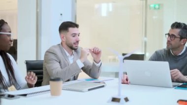 İş adamlarının konferans odasında modern bir girişimde toplantı sırasında tartıştıkları videolar..