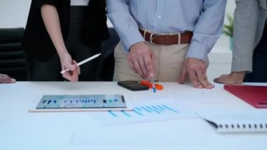 Şirket çalışanlarının yakın plan çekimleri modern girişimde şirketin istatistiklerine işaret ediyor