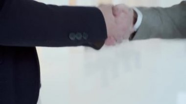 Yakın plan iş ortağının el sıkışma sürecinin videosu. Büyük toplantıdan sonra başarılı anlaşma konsepti.