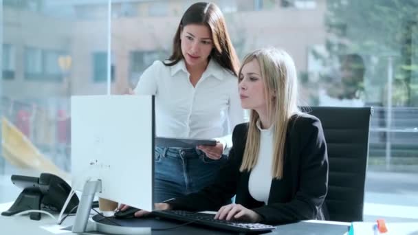 Video Von Zwei Geschäftsfrauen Die Mit Laptop Einem Modernen Start — Stockvideo