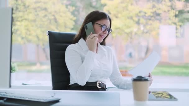 Video Hermosa Mujer Negocios Hablando Con Teléfono Inteligente Mientras Trabaja — Vídeos de Stock