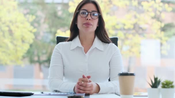 Видео Уверенной Себе Бизнес Женщины Которая Смотрит Говорит Через Веб — стоковое видео