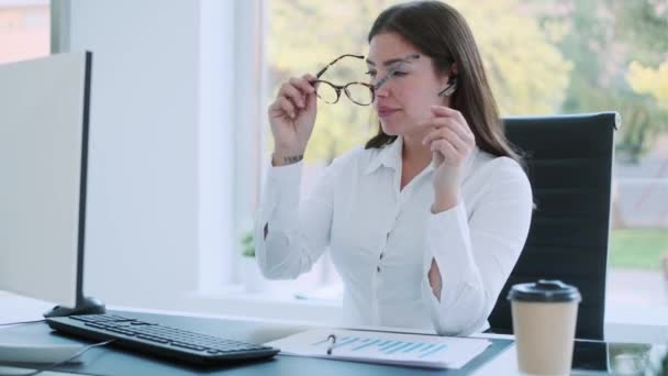 Video Una Mujer Negocios Cansada Con Dolor Cabeza Que Incómoda — Vídeos de Stock