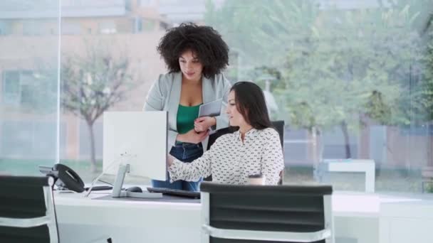 Vídeo Dos Mujeres Negocios Trabajando Juntas Con Ordenador Portátil Una — Vídeos de Stock