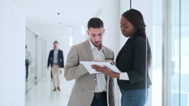 Video Gente Negocios Elegante Trabajando Con Tableta Digital Mientras Discuten — Vídeo de stock