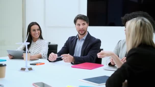 在一个现代初创公司的办公室开会期间 商界人士在会议室一起讨论的视频 — 图库视频影像