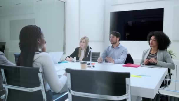 스타트업의 입장에서 사무실에서 회의중에 사업가들 회의실에서 토론하는 모습을 비디오 — 비디오