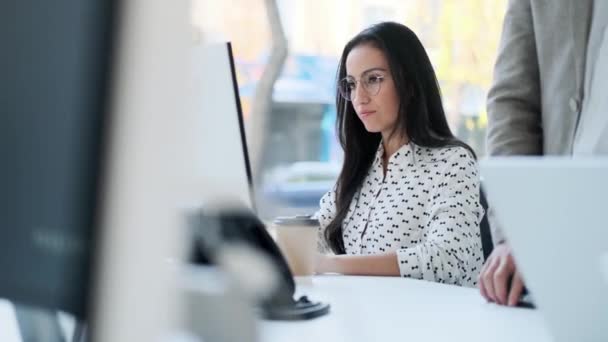 Vídeo Mulher Negócios Atraente Conversando Com Telefone Celular Enquanto Trabalhava — Vídeo de Stock