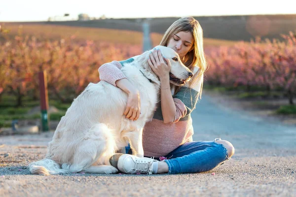 Güzel Bir Kadının Güzel Golden Retriever Köpeğini Okşayıp Pohpohlarken Baharda — Stok fotoğraf