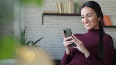 Güzellik sektörü kadınının evde çalışırken akıllı telefon kullandığı bir video..