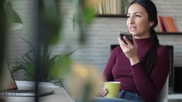 Wideo Kobiet Biznesu Wiadomości Głosowe Telefonu Komórkowego Podczas Pracy Picia — Wideo stockowe