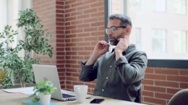 Ofiste dizüstü bilgisayarla çalışırken boynu ağrıyan yorgun iş adamının videosu..