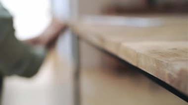 Yakışıklı marangozun oturma odasındaki mobilyaları düzenleme videosu..