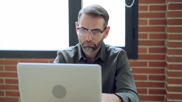 Ofiste Dizüstü Bilgisayarla Çalışan Olgun Yakışıklı Bir Adamının Videosu — Stok video