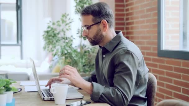 Ofiste Bir Fincan Kahve Içerken Bilgisayarla Çalışan Olgun Yakışıklı Adamının — Stok video