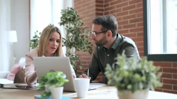 Vídeo Pessoas Negócios Inteligentes Trabalhando Conjunto Com Laptop Enquanto Conversam — Vídeo de Stock