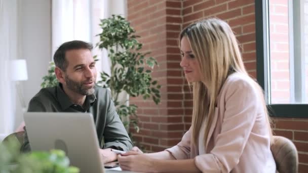 Vídeo Pessoas Negócios Inteligentes Trabalhando Conjunto Com Laptop Enquanto Conversam — Vídeo de Stock