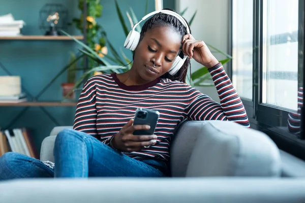 Tiro Mulher Bonita Ouvir Música Usar Smartphone Sentado Sofá Casa — Fotografia de Stock