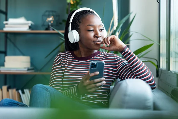 Prise Vue Belle Femme Écoutant Musique Tout Utilisant Smartphone Assis — Photo