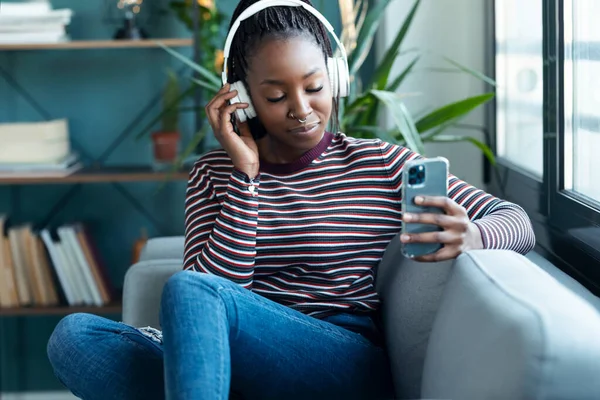 Tiro Mulher Bonita Ouvir Música Usar Smartphone Sentado Sofá Casa — Fotografia de Stock