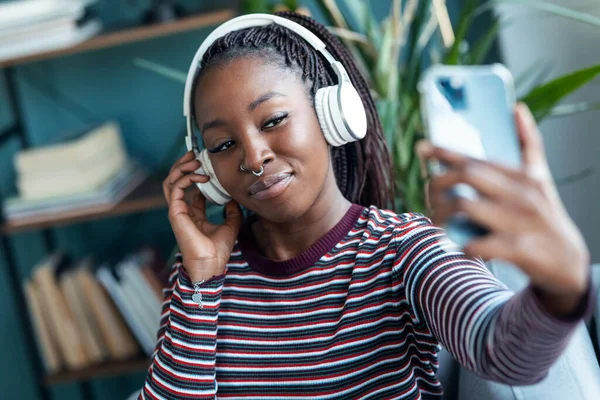 Shot Van Mooie Vrouw Luisteren Naar Muziek Tijdens Het Gebruik — Stockfoto