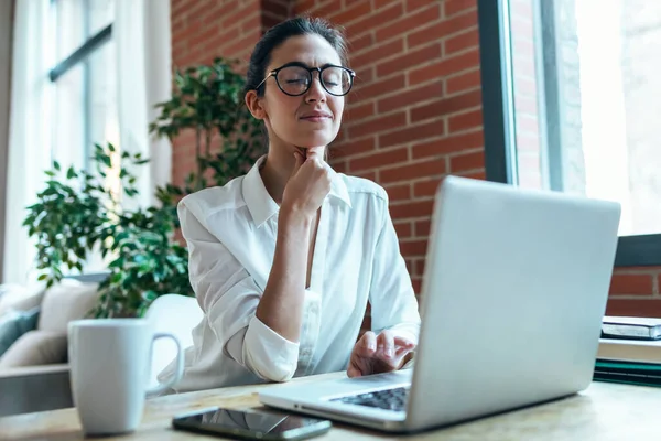 Colpo Stanca Bella Donna Con Mal Gola Cercando Disagio Mentre — Foto Stock