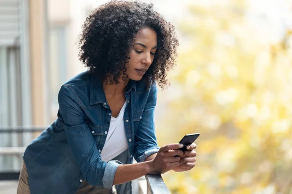 Colpo Donna Allegra Utilizzando Suo Smartphone Durante Invio Messaggi Piedi — Foto Stock