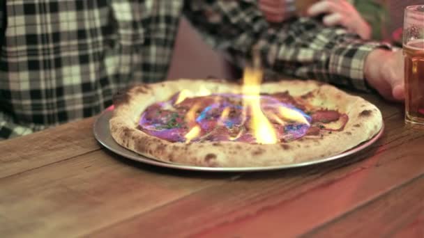 Talyan Restoranında Eğlenirken Akıllı Telefonlu Güzel Bir Çiftin Yanmalı Pizza — Stok video