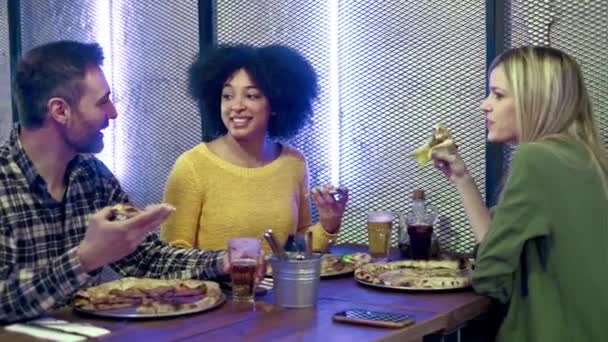 Video Grupo Feliz Amigos Conversando Divirtiéndose Mientras Comen Pizza Restaurante — Vídeos de Stock