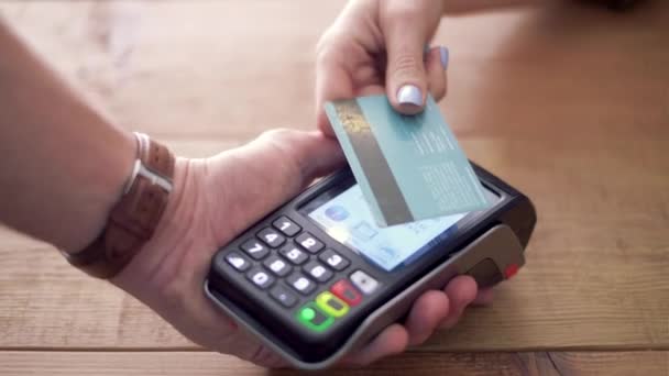 顾客使用信用卡在餐厅用电子阅读器付款的视频 — 图库视频影像