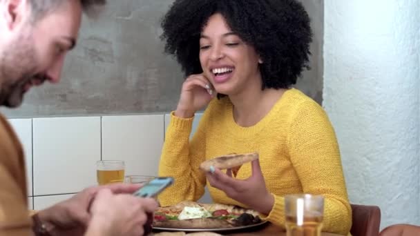 Restoranda Pizza Yerken Akıllı Telefonu Paylaşan Mutlu Erkek Kadın Arkadaş — Stok video