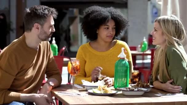 Vídeo Grupo Feliz Amigos Conversando Divertindo Enquanto Bebe Restaurante Terraço — Vídeo de Stock