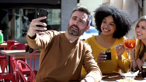 Vídeo Homem Barbudo Tirando Selfie Com Amigas Enquanto Bebe Restaurante — Vídeo de Stock