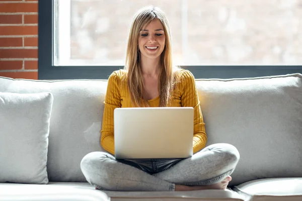 Skjuten Vacker Ung Kvinna Som Arbetar Med Sin Bärbara Dator — Stockfoto