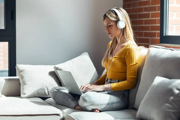 Shot Van Mooie Jonge Vrouw Werken Met Haar Laptop Tijdens — Stockfoto