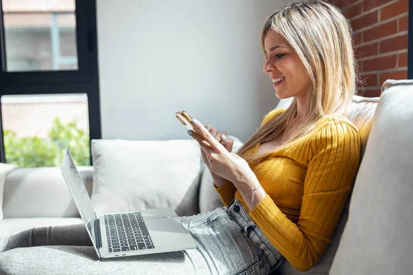 Snímek Krásné Mladé Ženy Pracující Svým Notebookem Při Použití Mobilního — Stock fotografie