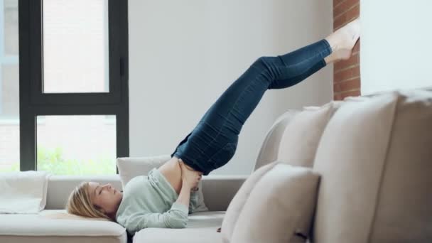 Vidéo Jeune Femme Drôle Faisant Des Étirements Gymnastique Tout Relaxant — Video