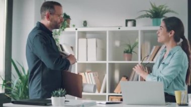 Ofisteki yeni tasarım işlerinden bahsederken planlarla çalışan akıllı mimarların videosu..