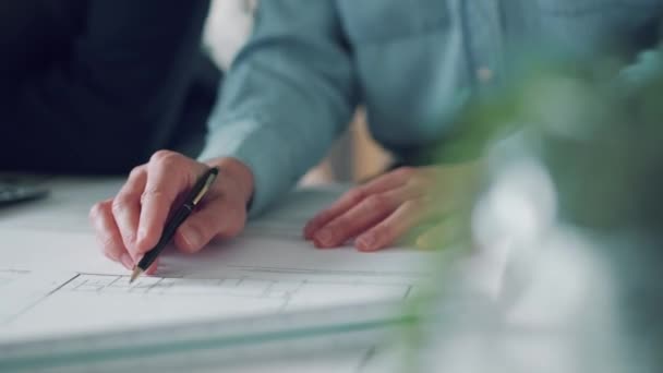 Ofisteki Kağıt Üzerinde Kalem Tutan Akıllı Mimarların Yakın Plan Görüntüleri — Stok video