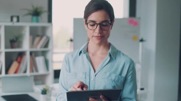 Video Affärskvinna Som Arbetar Med Digital Tablett När Står Kontoret — Stockvideo